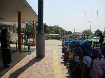 遠足出発式